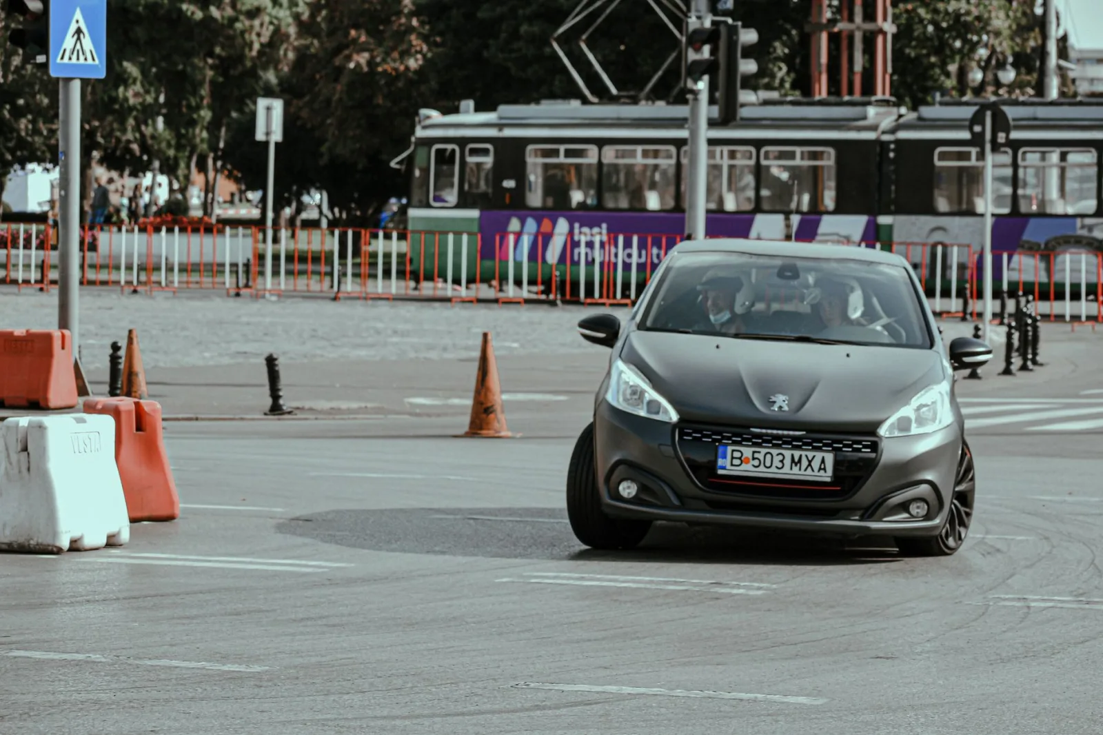 Изтекха първите образи на новото Peugeot 208: Ретро дизайн и футуристични технологии
