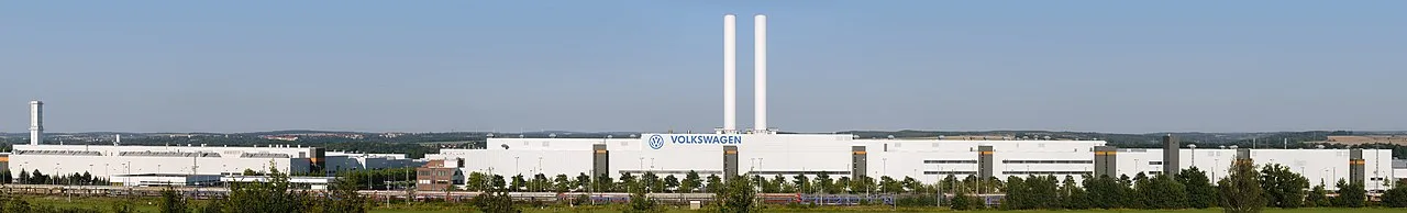 Volkswagen сваля прогнозите си за приходи: Кризата в Китай и конкуренцията на EV тежат на гиганта