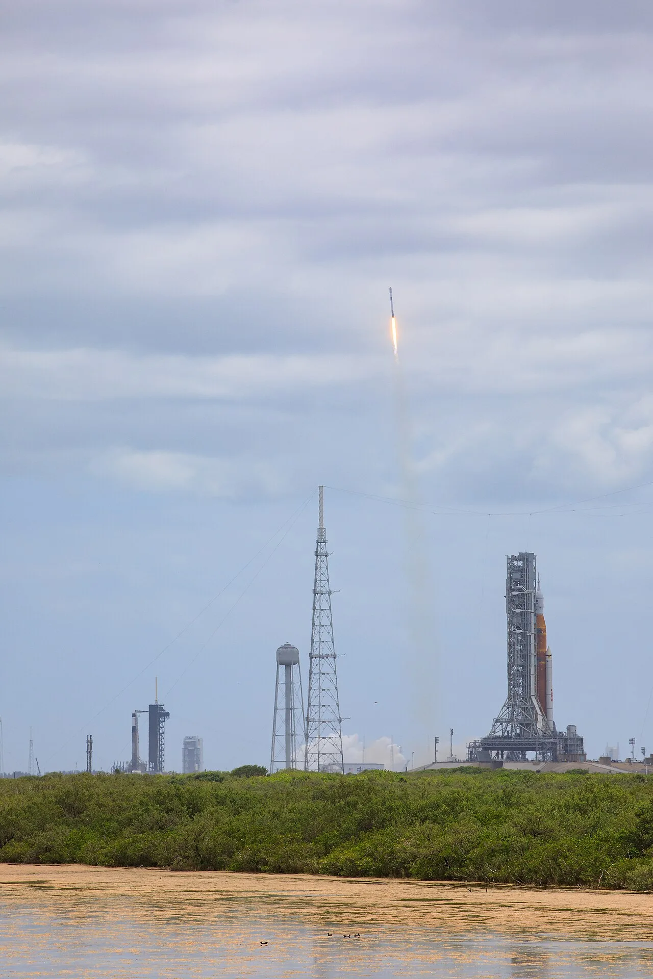 НАСА и SpaceX планират 4K видео връзка с Луната чрез мрежата Starlink