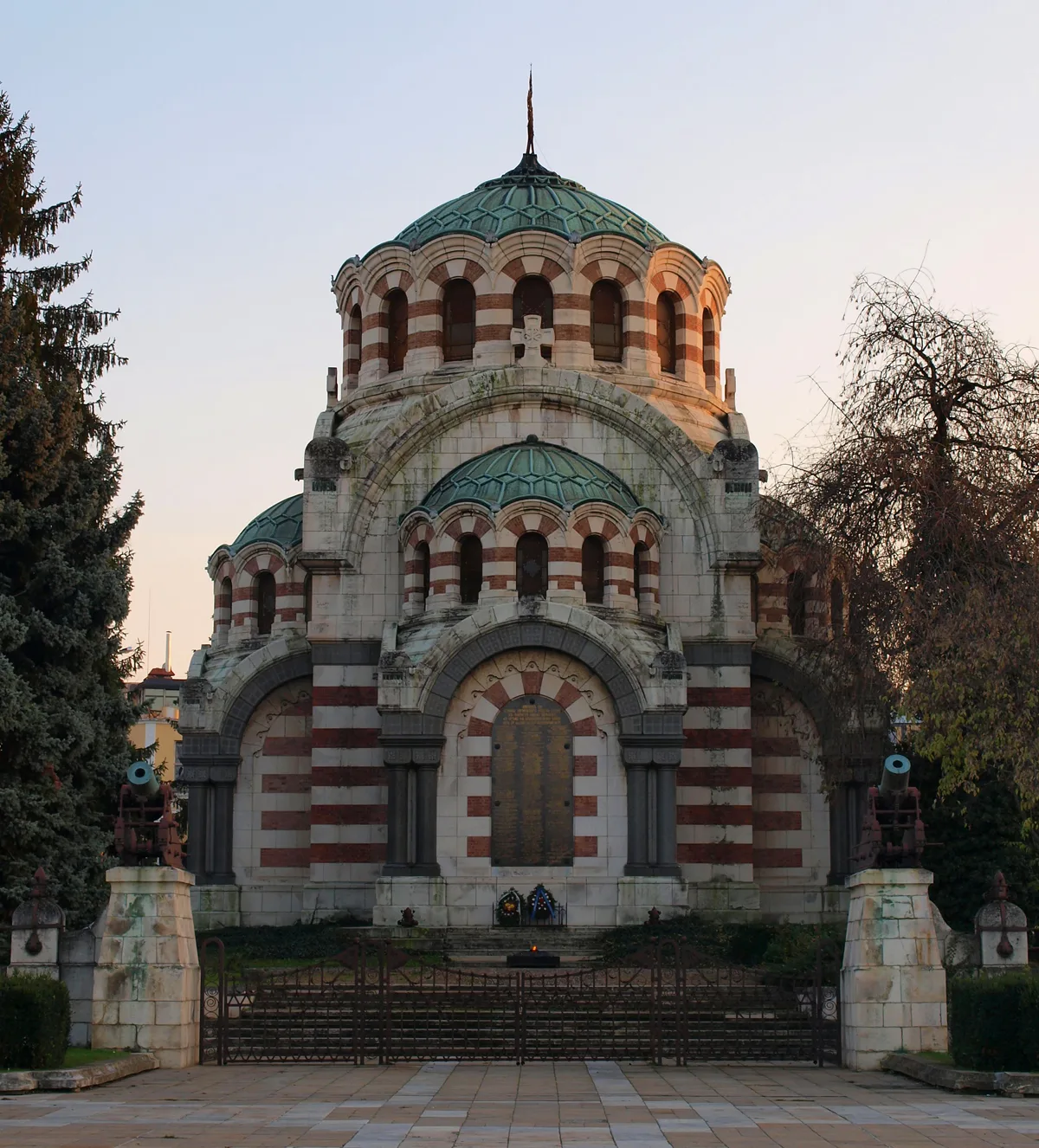 Културно наситена седмица в Плевен: от комедия с Димитър Рачков до изложби на карикатуристи