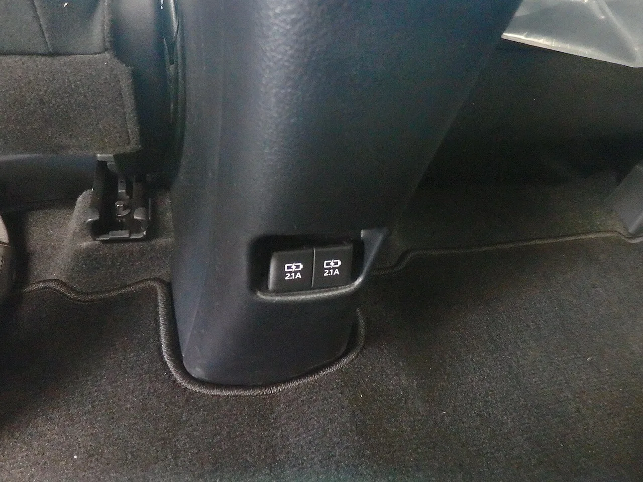 Защо фабричните USB портове в автомобилите често са неефективни за зареждане на смартфони